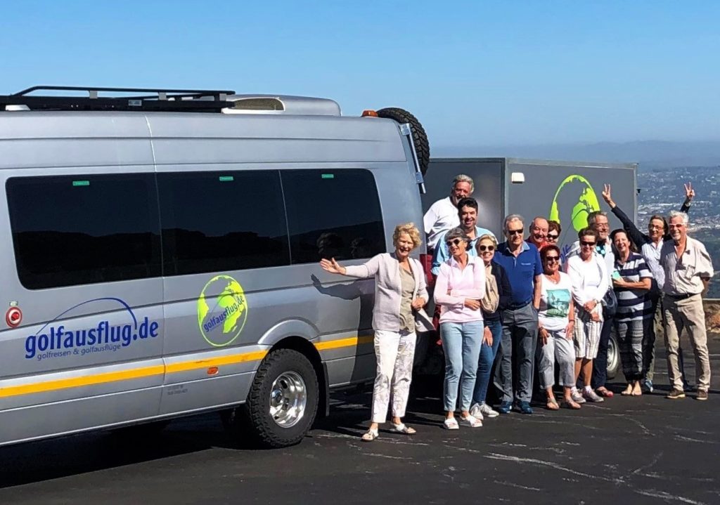 Reisegruppe von goHartl golftours vor dem Kleinbus in Südafrika