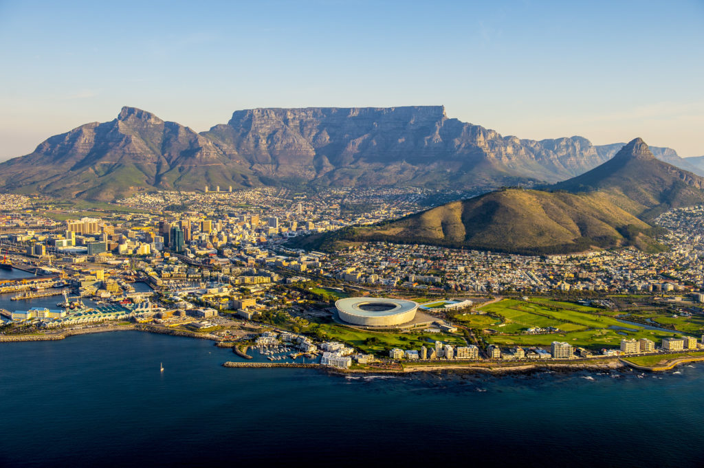 Kapstadt mit Tafelberg, Lion’s Head und Waterfront aus der Luft