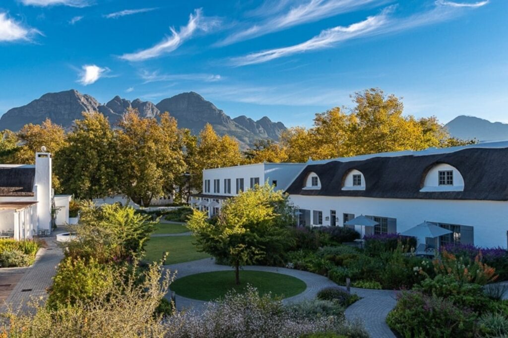 Innenhof mit Bergblick im Erinvale Hotel, Südafrika