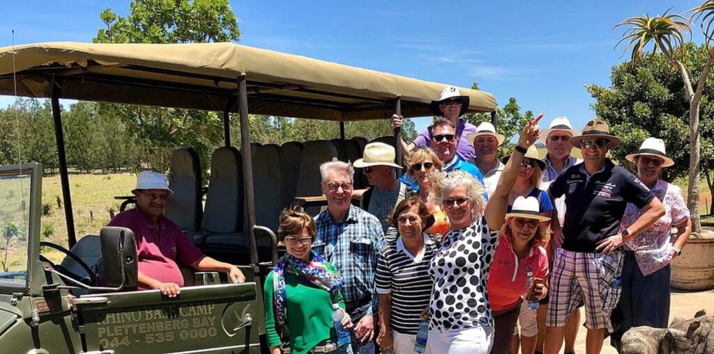 Reisegruppe im offenen Safari-Fahrzeug in Südafrika