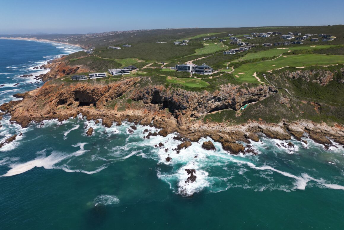 Luftaufnahme der Küste an der Gardenroute mit Golfplatz