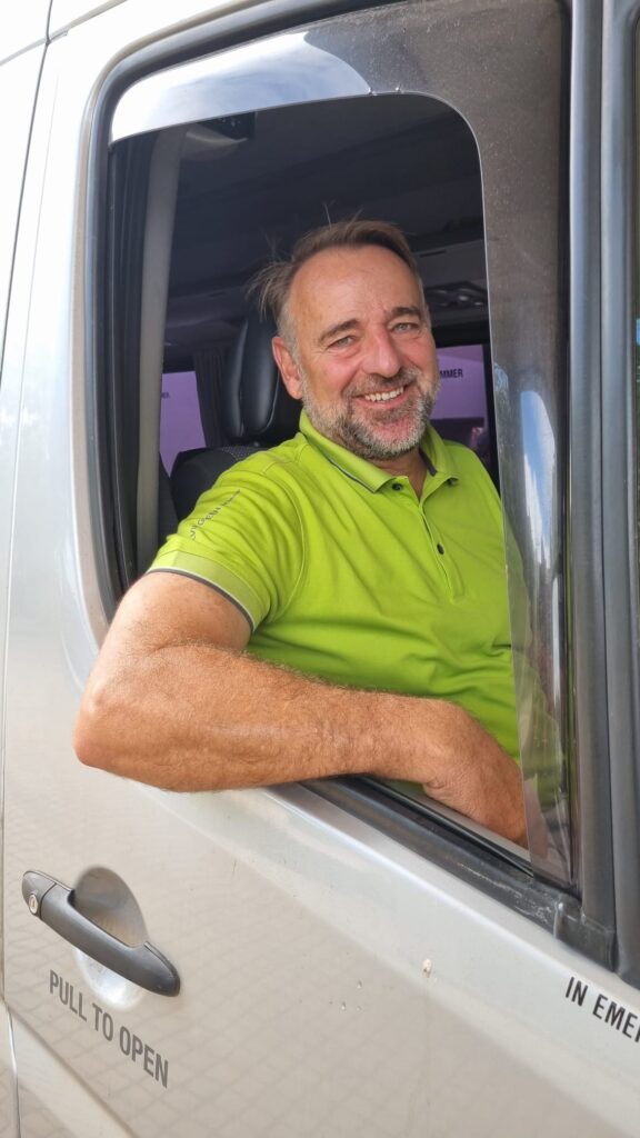 Gerd Schönberg am Steuer des goHartl-Reisebusses