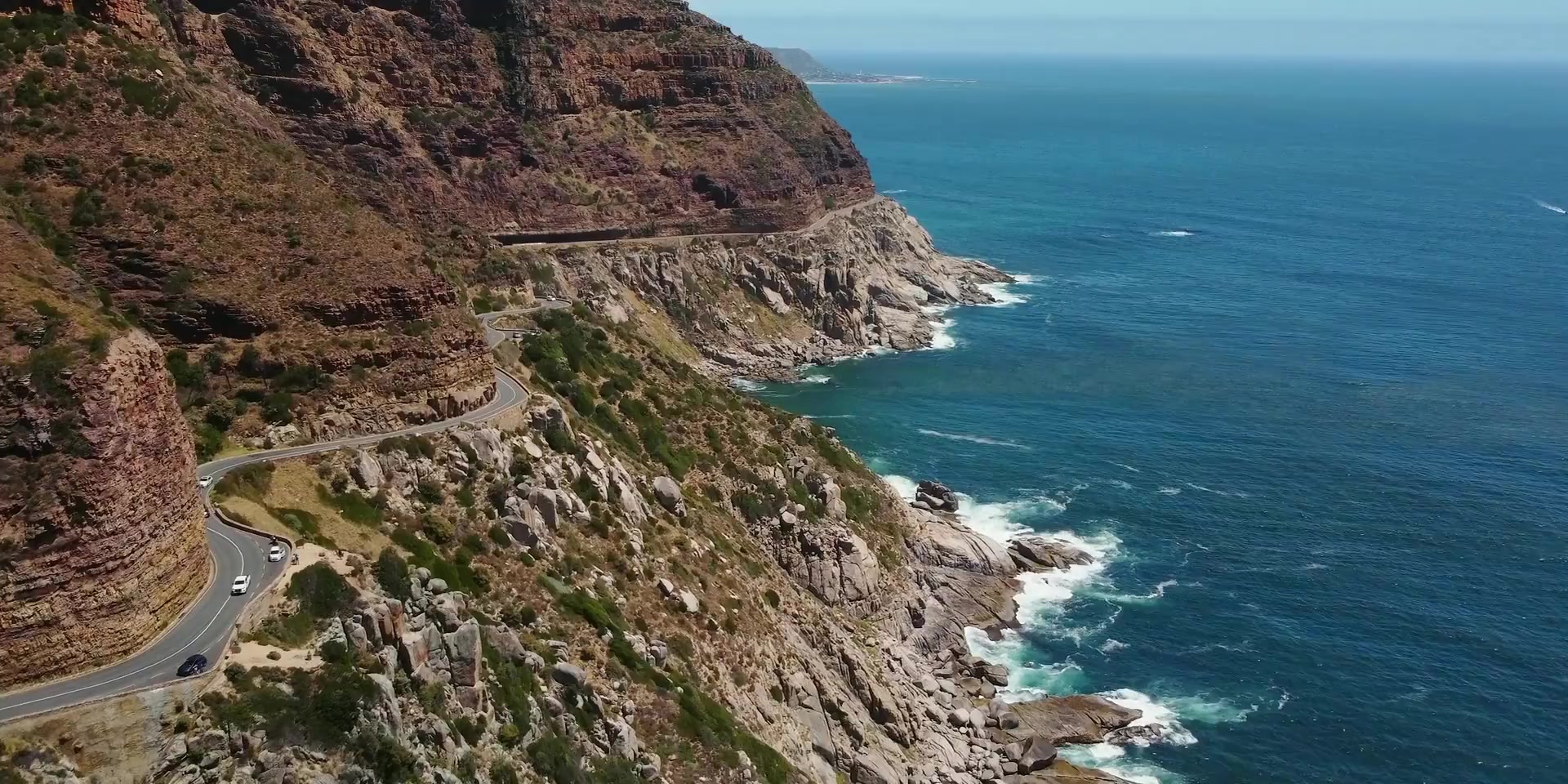 Küstenstraße entlang der Felsküste über dem Meer, aus der Luft gefilmt