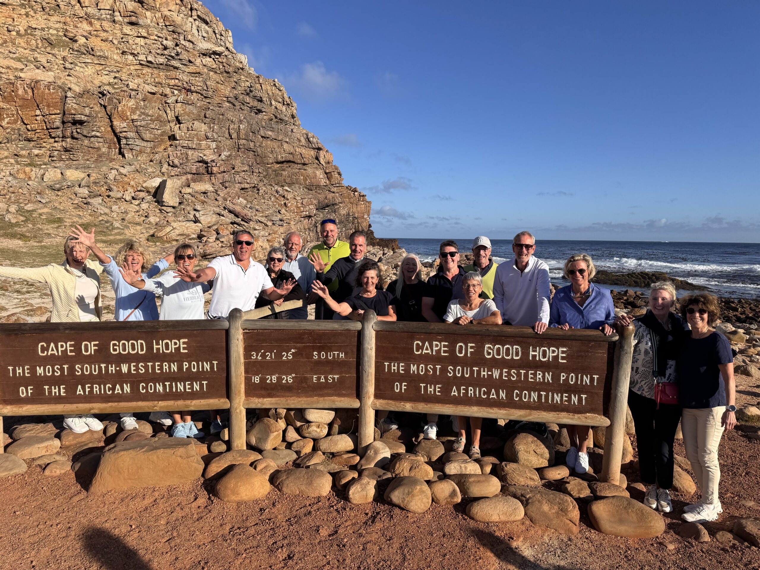 Reisegruppe von goHartl golftours am Kap der Guten Hoffnung, einige mit hochgehobenen Armen