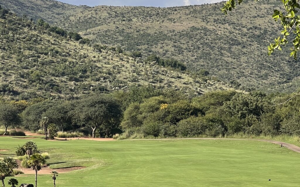 Fairway des Lost City Golf Course vor den Hügeln bei Sun City