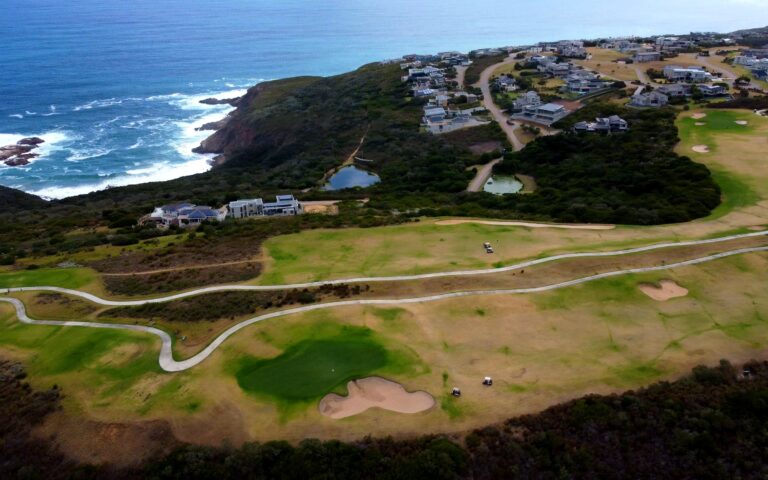 Oubaai: Fairway und Grün mit Meerblick