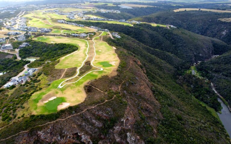 Oubaai: Golfbahn über der Schlucht des Gwaing-Flusses