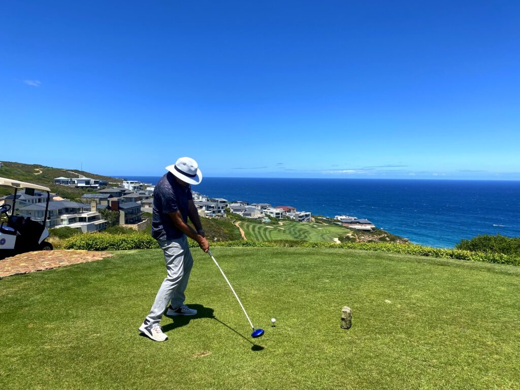 Pinnacle Point, Mossel Bay — Abschlag hoch über dem Meer