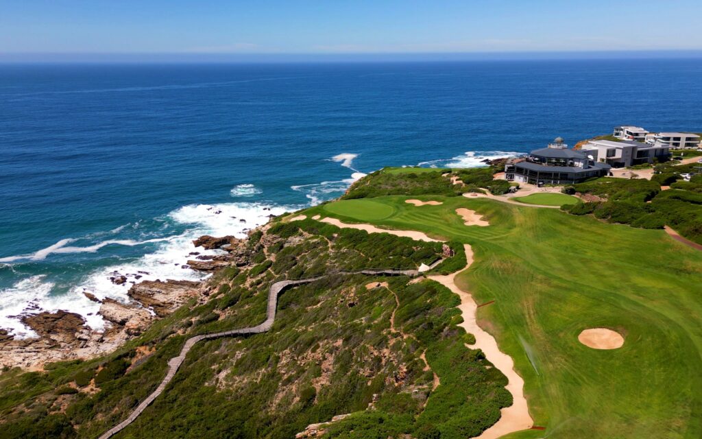 Pinnacle Point, Mossel Bay — Fairway und Clubhaus über dem Indischen Ozean, Drohnenaufnahme