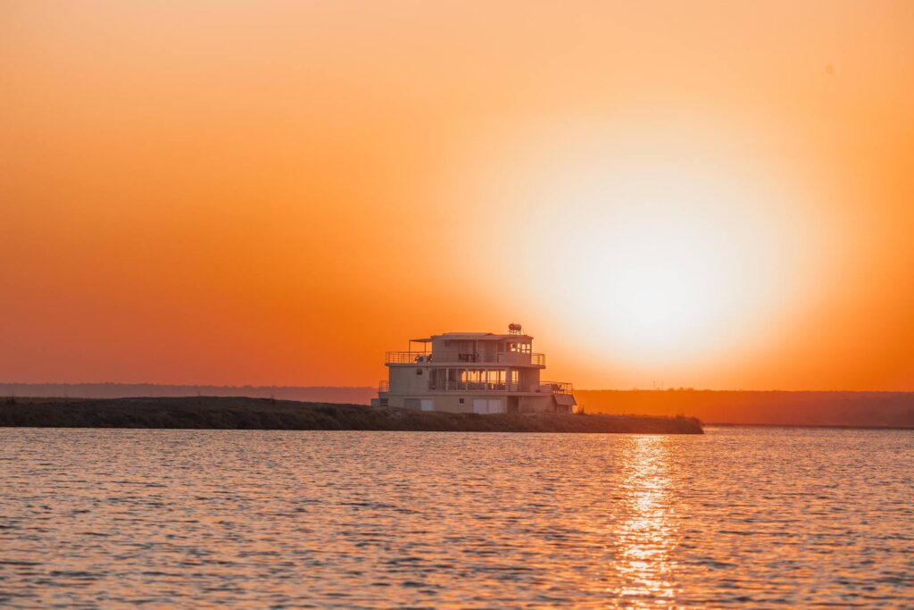 Das Hausboot im Sonnenuntergang
